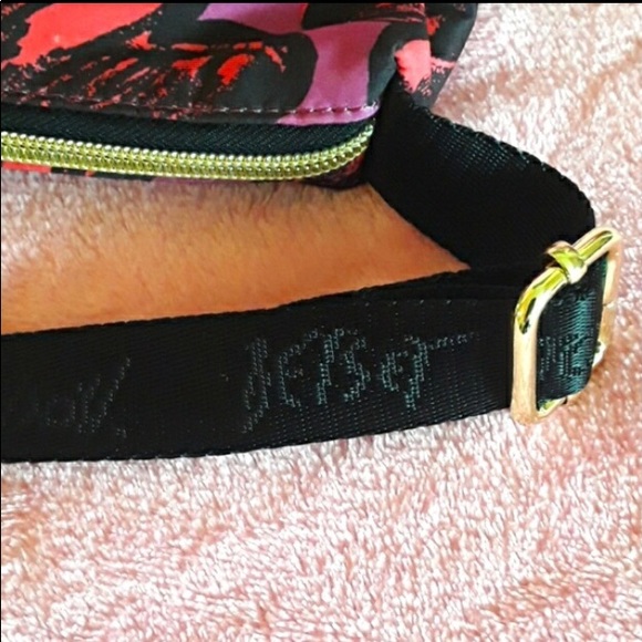 Betsey Johnson Pop Flower Fuchsia Crossbody Bag - Picture 5 of 8